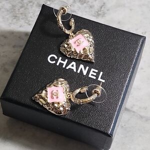 CHANEL Gold-Tone Pink Heart CC Drop Earrings✨️